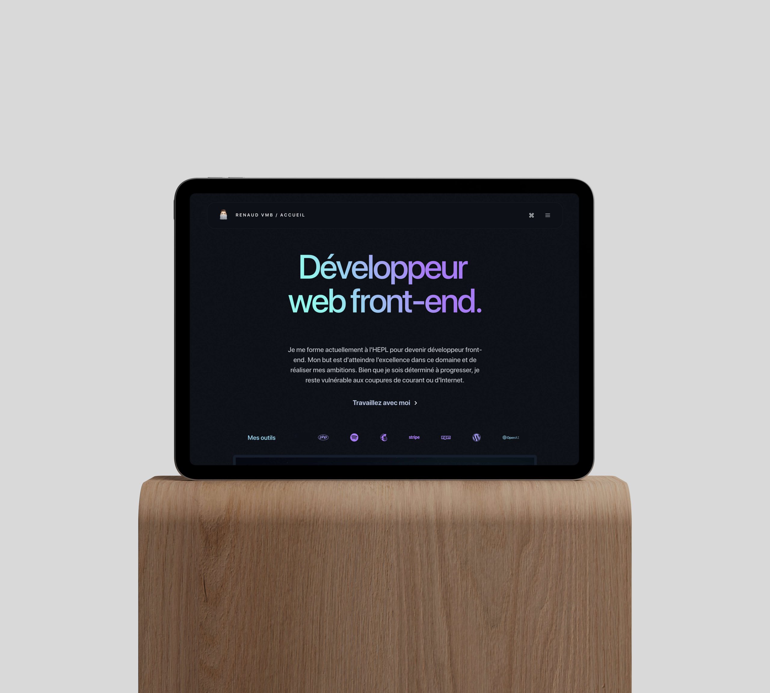 mockup du projet sur un iphone, ipad et macbook